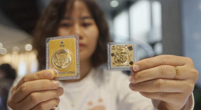 Vietnam gold price treads up amid global jump