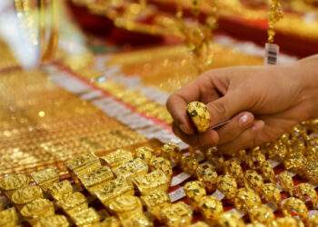Vietnam gold prices dip slightly despite global surge