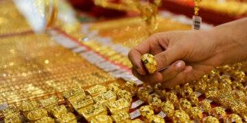 Vietnam gold prices dip slightly despite global surge