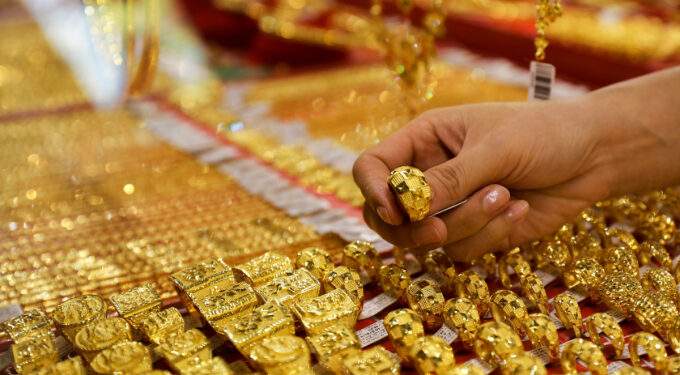 Vietnam gold prices dip slightly despite global surge