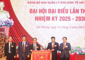 Ban quản lý Khu kinh tế Hải Phòng nhận Cờ thi đua của Chính Phủ