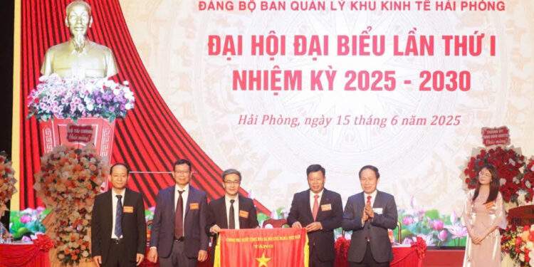 Ban quản lý Khu kinh tế Hải Phòng nhận Cờ thi đua của Chính Phủ
