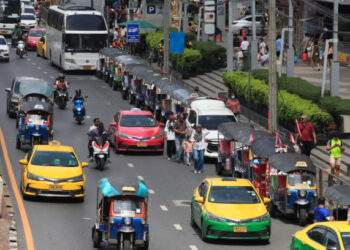 Bangkok taxi passenger kicked out after refusing to pay $6 flat price for metered ride