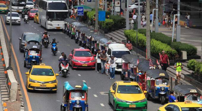 Bangkok taxi passenger kicked out after refusing to pay $6 flat price for metered ride