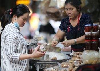 Bộ Công Thương chỉ cách giúp tiểu thương chợ truyền thống bán rau, bán cá… “lên sàn”