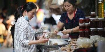 Bộ Công Thương chỉ cách giúp tiểu thương chợ truyền thống bán rau, bán cá… “lên sàn”