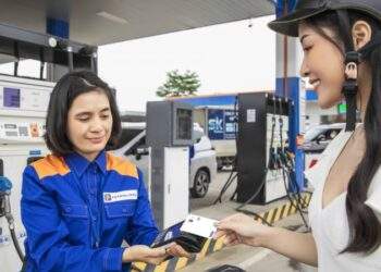 Dầu thô bất ngờ trượt dốc, chiều nay giá xăng dầu trong nước khó lường
