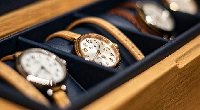Delivery worker fined $20 for alerting recipient to counterfeit watch