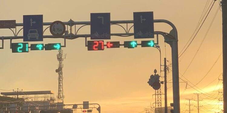 Đi đường 'khỏe' hơn nhờ đèn giao thông tích hợp AI