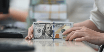 Dollar dips against dong - VnExpress International