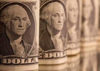 Dollar edges up against dong on black market