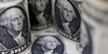 Dollar falls against dong - VnExpress International