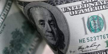 Dollar falls marginally against dong