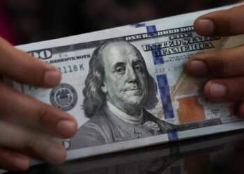 Dollar gains against dong on black market