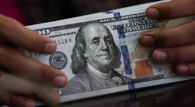 Dollar gains against dong on black market