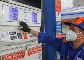 Gasoline prices rise to 10-week high