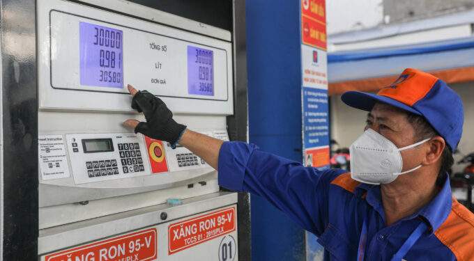 Gasoline prices rise to 10-week high