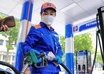Giá xăng dầu hôm nay 1/6: Tiếp đà giảm sâu
