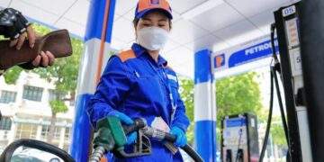 Giá xăng dầu hôm nay 1/6: Tiếp đà giảm sâu