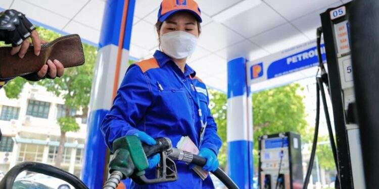 Giá xăng dầu hôm nay 1/6: Tiếp đà giảm sâu