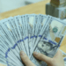 Giảm không ngừng, tỷ giá chợ đen bán ra giảm 50 VND/USD