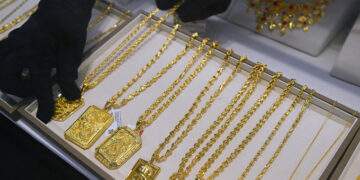 Gold firms at 2-week high