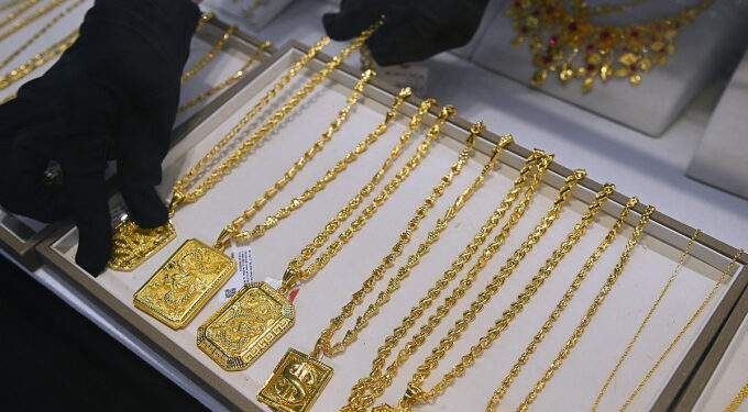 Gold firms at 2-week high