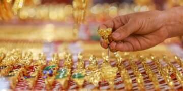 Gold prices firm while global rates edge lower
