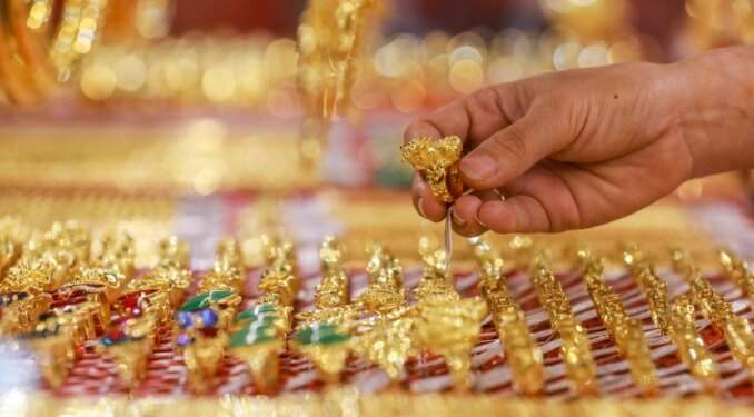 Gold prices firm while global rates edge lower