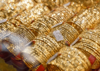 Gold prices firm while global rates rise