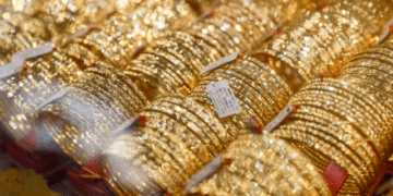 Gold prices firm while global rates rise