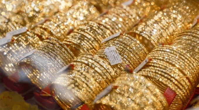 Gold prices firm while global rates rise