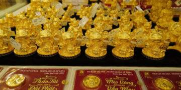 Gold prices flat as bullion slips globally