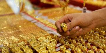 Gold prices hold firm while global rates rise