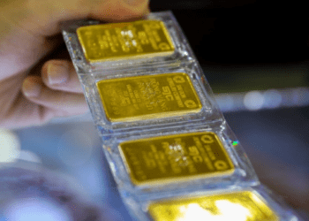 Gold prices hold steady amid global decline