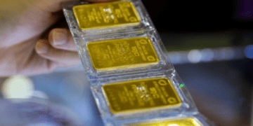 Gold prices hold steady amid global decline