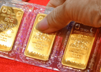 Gold prices slips amid global decline