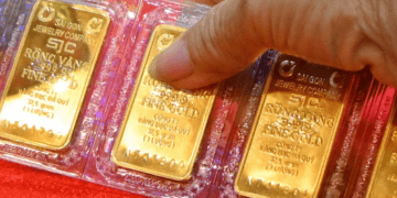 Gold prices slips amid global decline