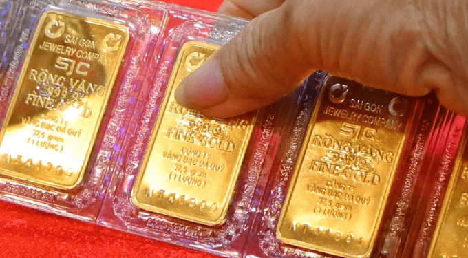 Gold prices slips amid global decline