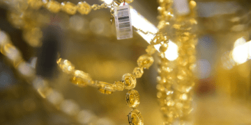 Gold ring slips - VnExpress International
