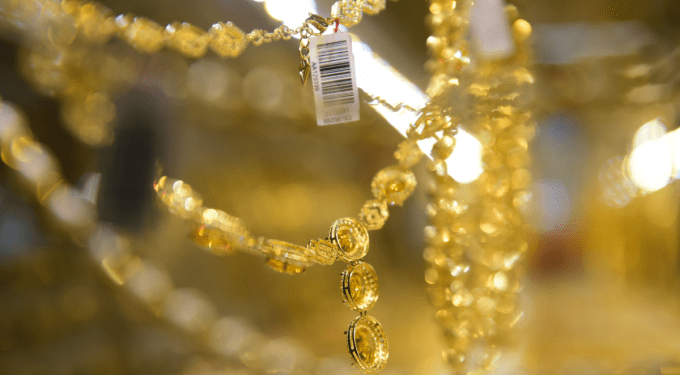 Gold ring slips - VnExpress International