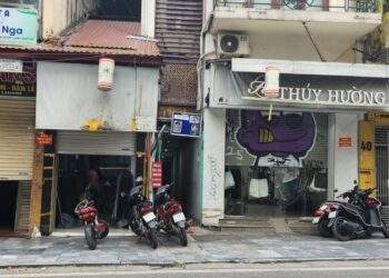 Hộ kinh doanh phố cổ nửa đóng, nửa mở do áp lực chuyển đổi hóa đơn điện tử