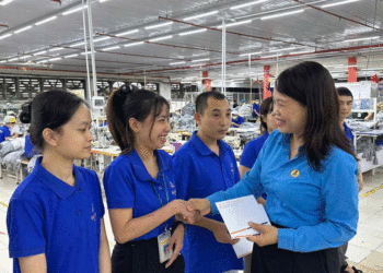 Lãnh đạo Công đoàn Khu kinh tế Đông Nam tặng quà cho công nhân lao động có hoàn cảnh khó khăn tại Công ty CP May Minh Anh – Kim Liên. Ảnh: Hoàng Yến