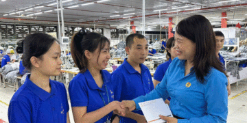 Lãnh đạo Công đoàn Khu kinh tế Đông Nam tặng quà cho công nhân lao động có hoàn cảnh khó khăn tại Công ty CP May Minh Anh – Kim Liên. Ảnh: Hoàng Yến