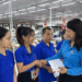 Lãnh đạo Công đoàn Khu kinh tế Đông Nam tặng quà cho công nhân lao động có hoàn cảnh khó khăn tại Công ty CP May Minh Anh – Kim Liên. Ảnh: Hoàng Yến
