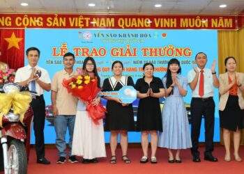 Khách hàng trúng xe máy trong chương trình tri ân của Yến sào Khánh Hòa