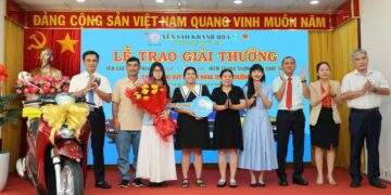 Khách hàng trúng xe máy trong chương trình tri ân của Yến sào Khánh Hòa