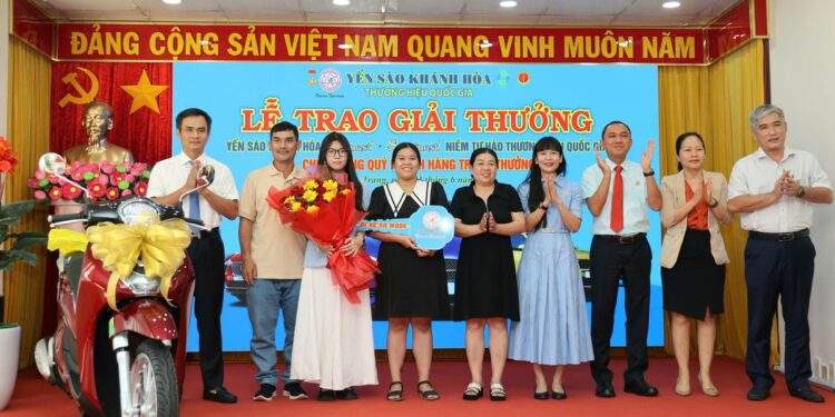 Khách hàng trúng xe máy trong chương trình tri ân của Yến sào Khánh Hòa