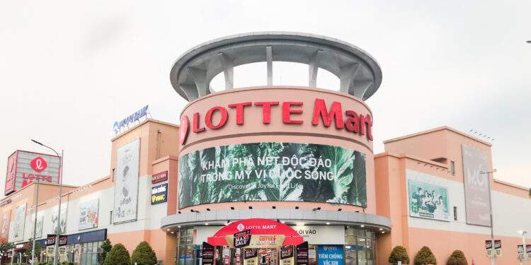 Lotte Mart hút khách với siêu khuyến mại giữa năm 