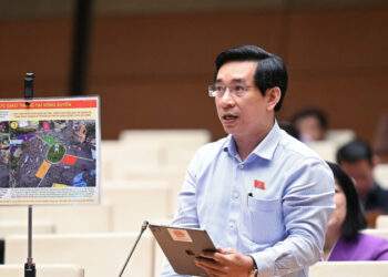 Mang bảng biển minh hoạ, Đại biểu Nguyễn Văn Cảnh hiến kế “độc” giải bài toán ùn tắc triền miên